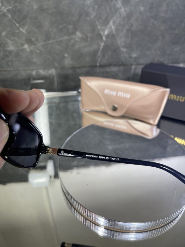 Miu Miu kare siyah çerçeve siyah cam 402