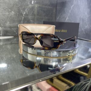 Miu Miu kare leopar çerçeve siyah cam 399
