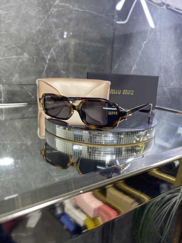 Miu Miu kare leopar çerçeve siyah cam 399