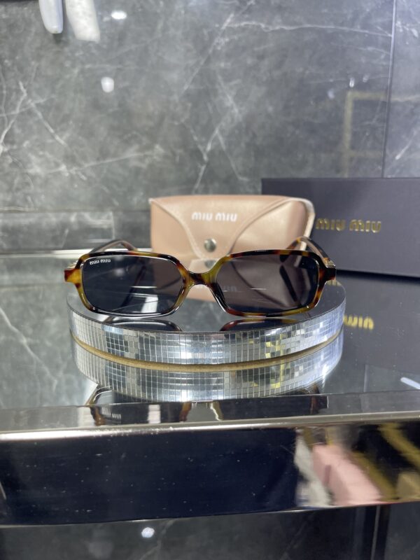 Miu Miu kare leopar çerçeve siyah cam 399