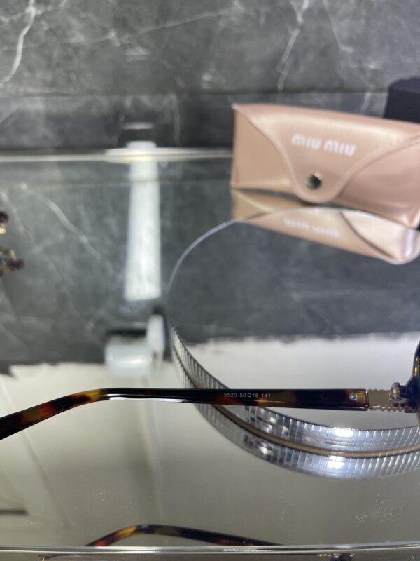 Miu Miu kare leopar çerçeve siyah cam 399