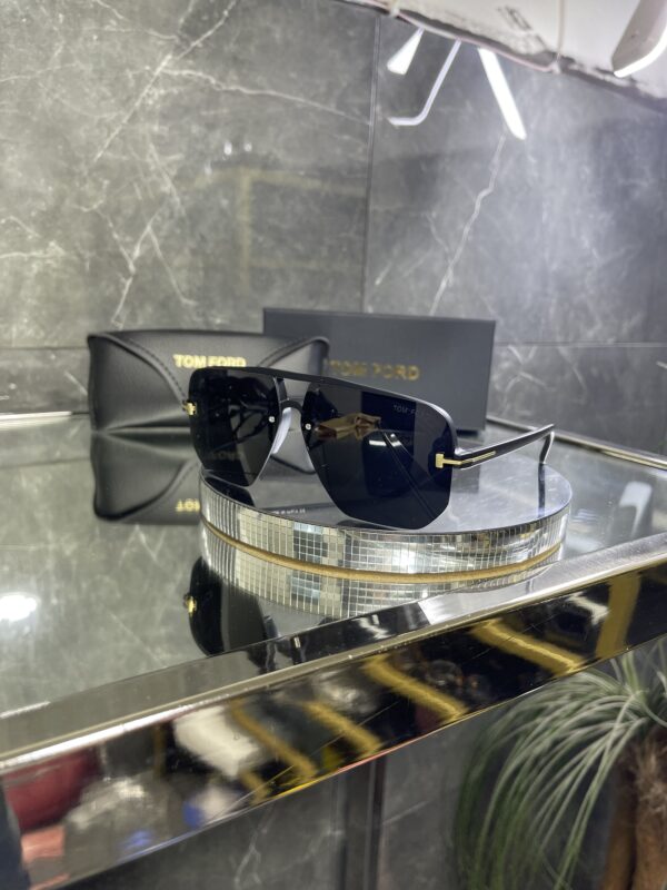 Tomford Siyah Cam kesik detay 467