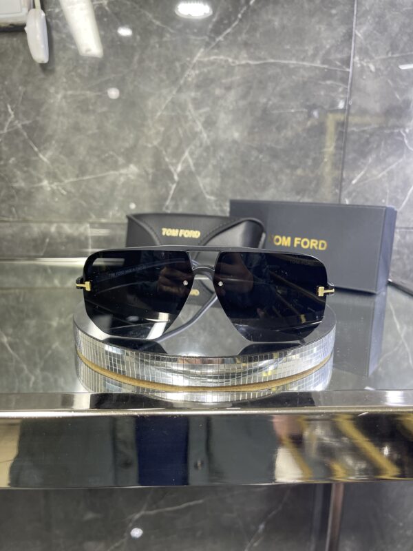 Tomford Siyah Cam kesik detay 467