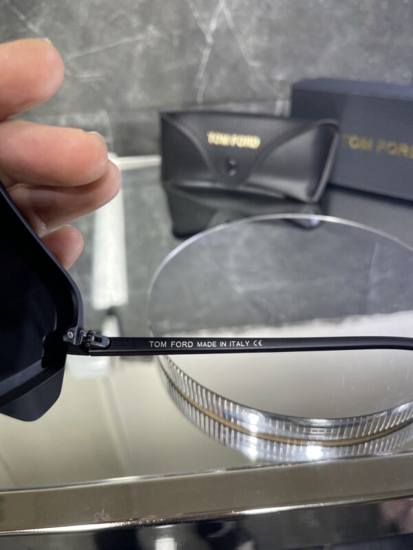 Tomford Siyah Cam kesik detay 467