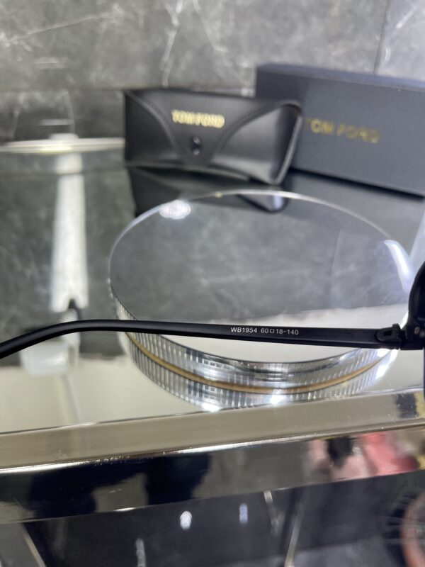 Tomford Siyah Cam kesik detay 467