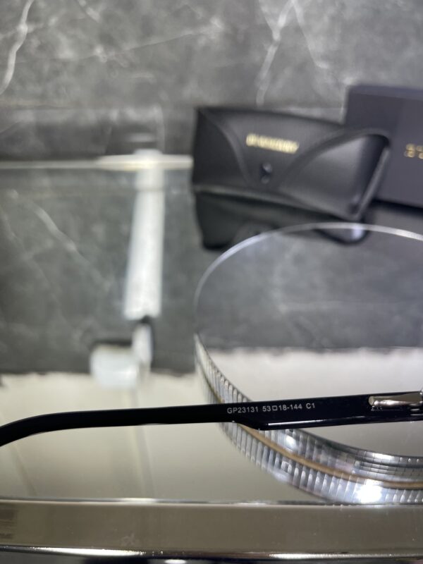 Burberry Geometrik şeffaf cam Ekose detay 435