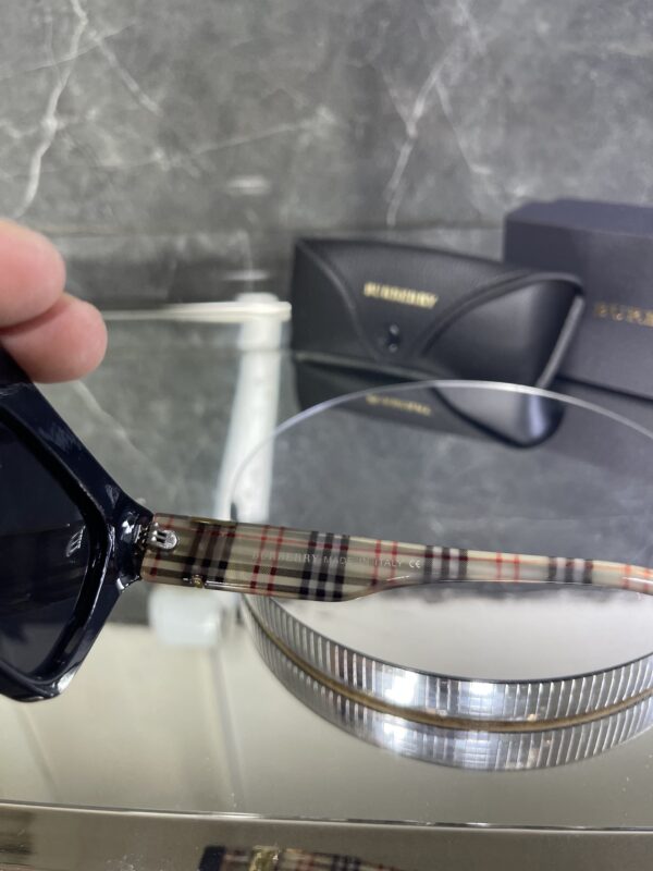 Burberry siyah çerçeve ekose detay 487