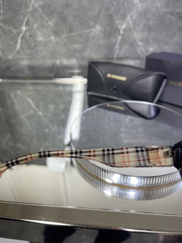Burberry siyah çerçeve ekose detay 487