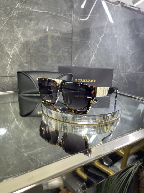 Burberry Leopar çerçeve ekose detay 514