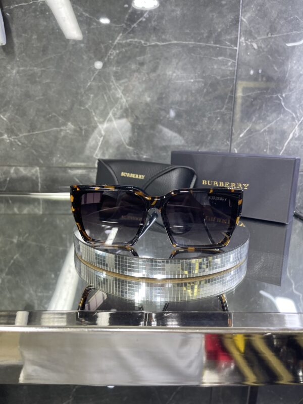Burberry Leopar çerçeve ekose detay 514