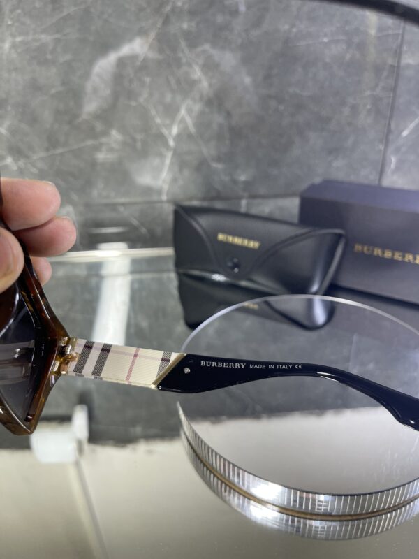 Burberry Leopar çerçeve ekose detay 514