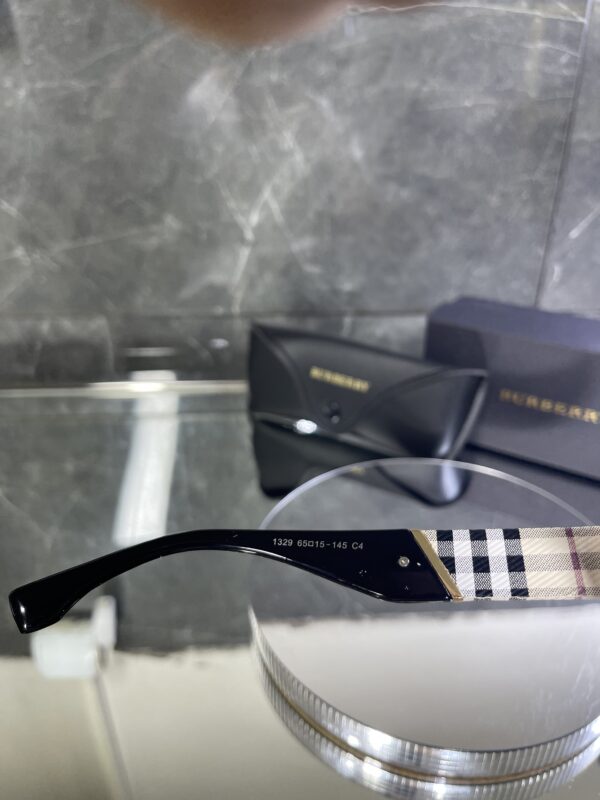 Burberry Leopar çerçeve ekose detay 514