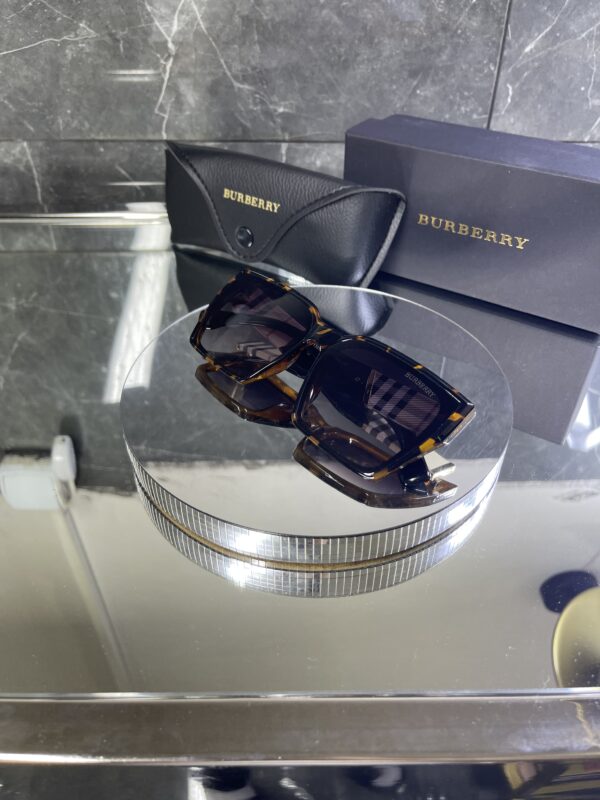 Burberry Leopar çerçeve ekose detay 514