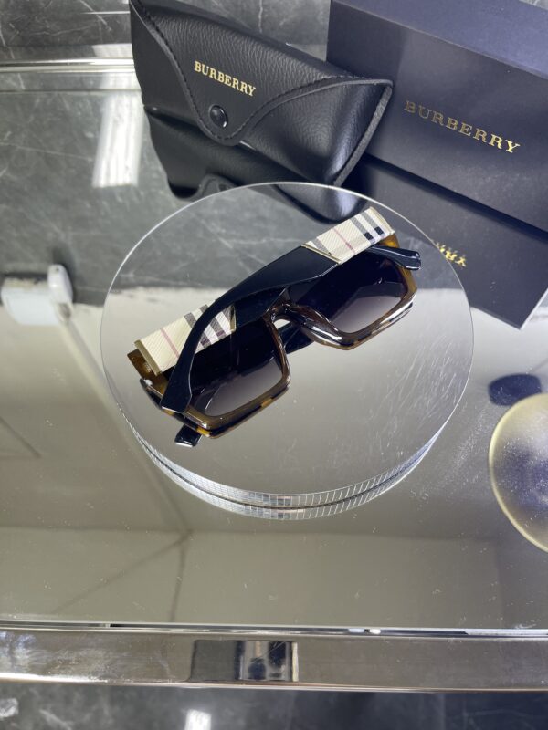 Burberry Leopar çerçeve ekose detay 514