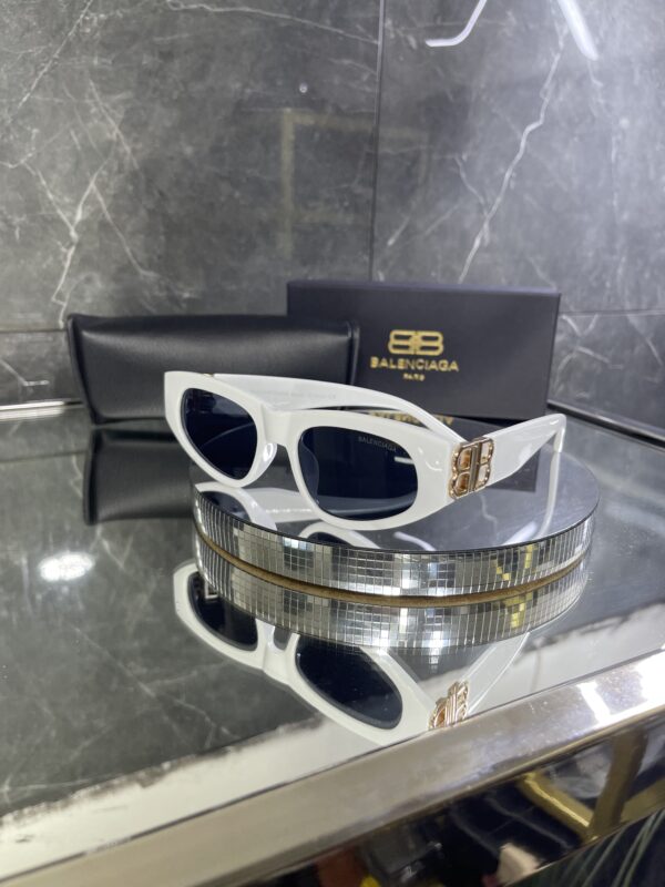 Balenciaga üçgen beyaz çerçeve siyah cam 513