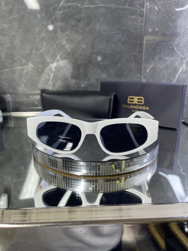 Balenciaga üçgen beyaz çerçeve siyah cam 513