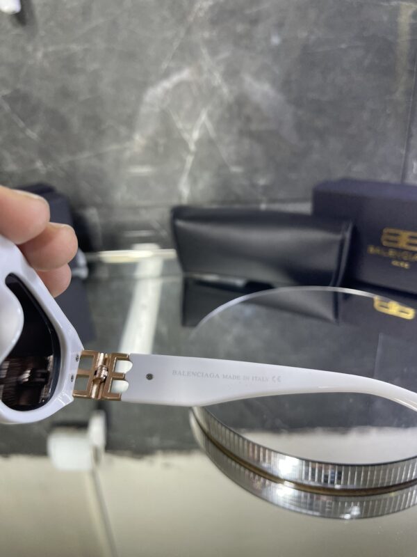Balenciaga üçgen beyaz çerçeve siyah cam 513