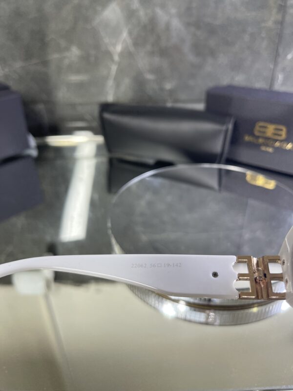 Balenciaga üçgen beyaz çerçeve siyah cam 513