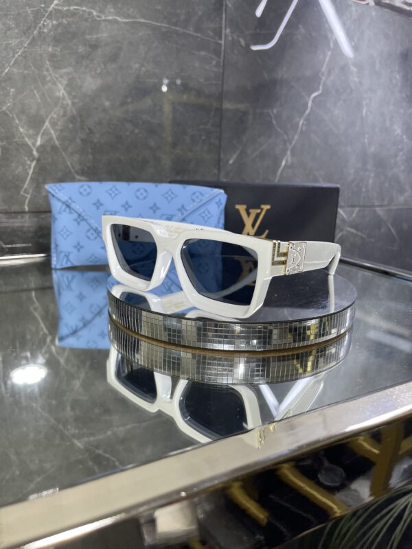 Louisvuitton Beyaz çerçeve Siyah cam 511