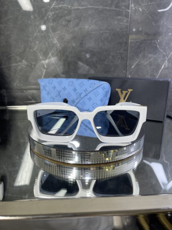 Louisvuitton Beyaz çerçeve Siyah cam 511