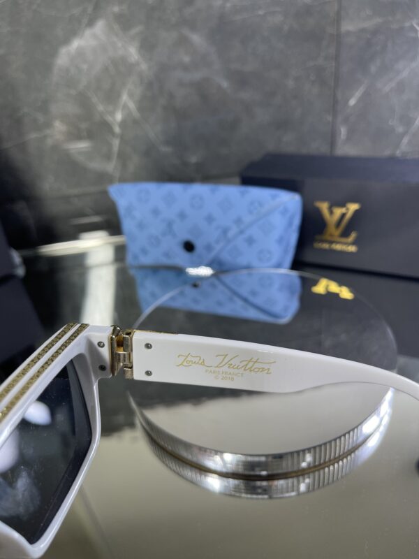 Louisvuitton Beyaz çerçeve Siyah cam 511