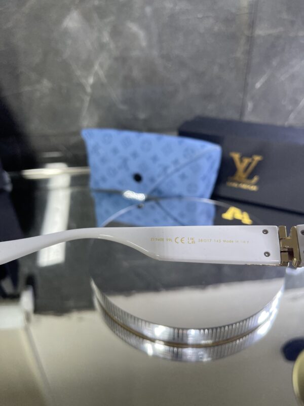 Louisvuitton Beyaz çerçeve Siyah cam 511