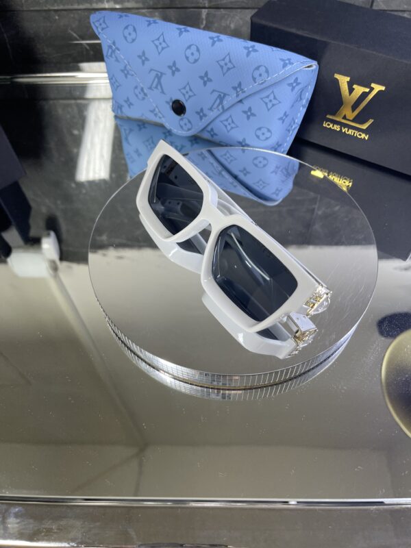 Louisvuitton Beyaz çerçeve Siyah cam 511