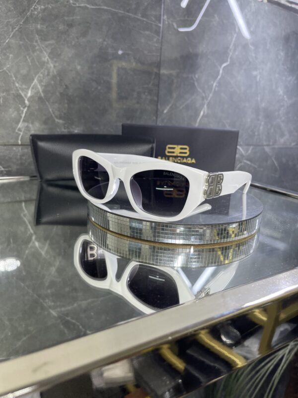 Balenciaga geometrik beyaz çerçeve siyah cam 504