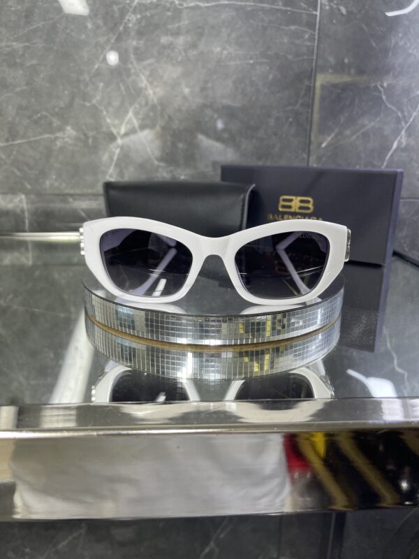 Balenciaga geometrik beyaz çerçeve siyah cam 504