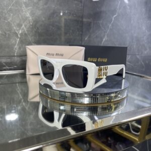 Miu Miu Geometrik Beyaz Çerçeve Siyah cam 543