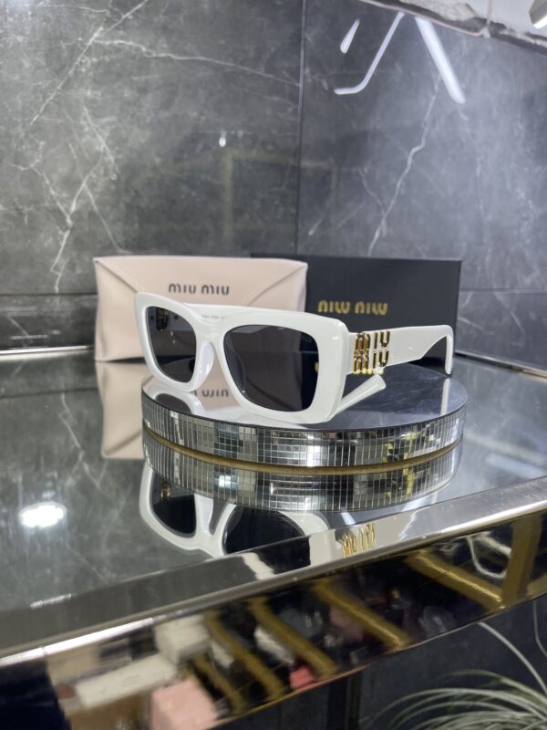 Miu Miu Geometrik Beyaz Çerçeve Siyah cam 543