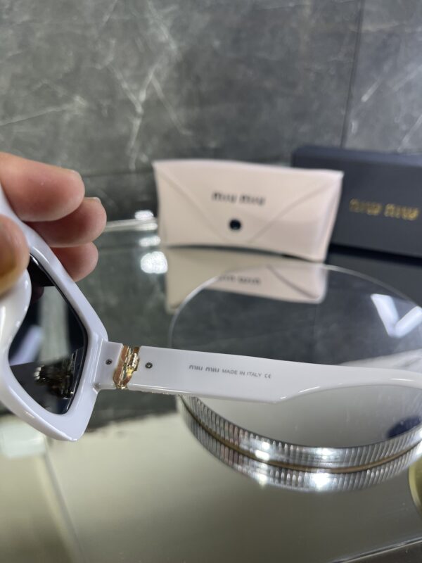 Miu Miu Geometrik Beyaz Çerçeve Siyah cam 543