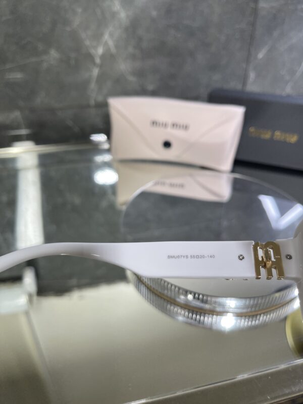 Miu Miu Geometrik Beyaz Çerçeve Siyah cam 543