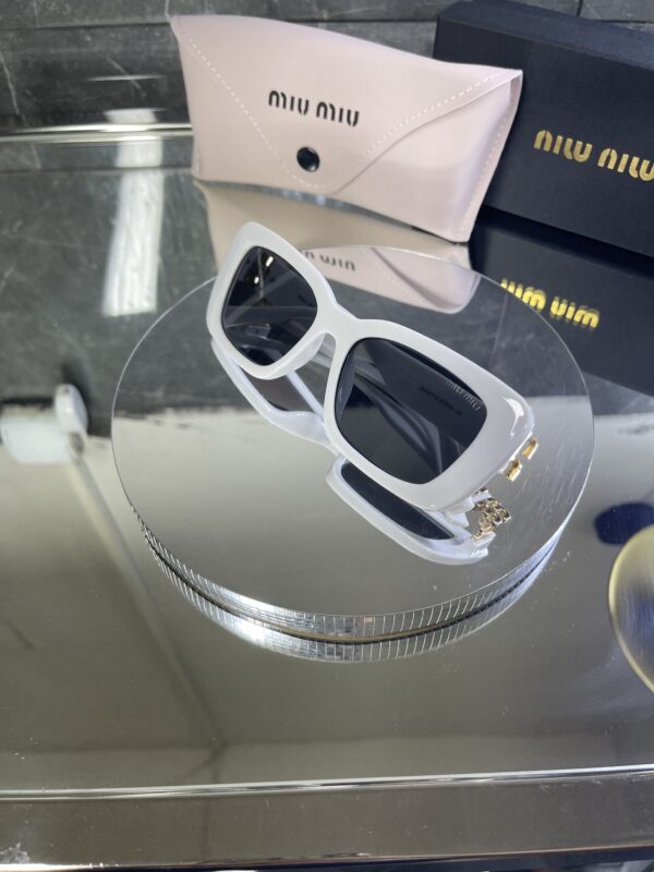 Miu Miu Geometrik Beyaz Çerçeve Siyah cam 543