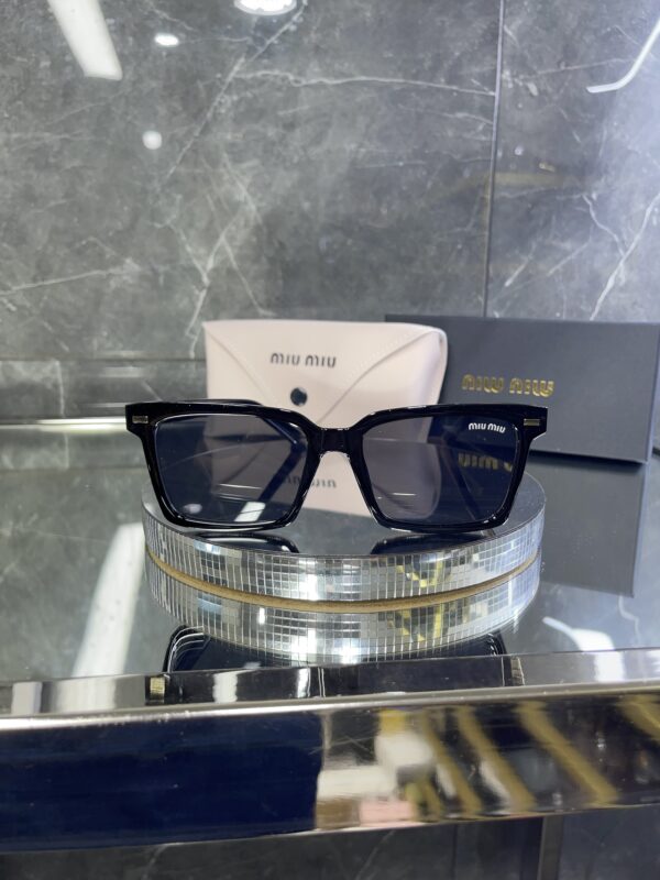 Miu Miu Kare siyah çerçeve Siyah cam 539