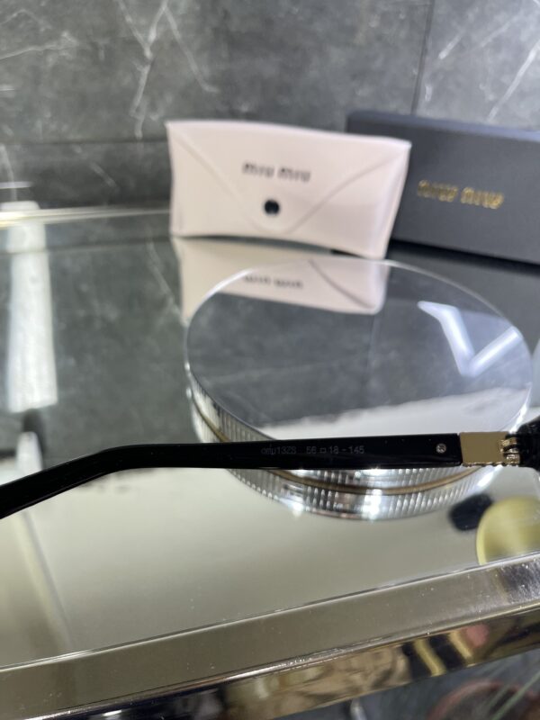 Miu Miu Kare siyah çerçeve Siyah cam 539