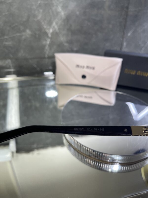Miu Miu Kare Siyah çerçeve şeffaf cam 537