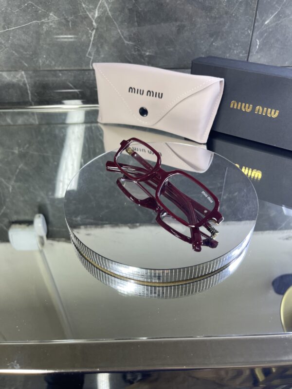 Miu Miu Kare Bordo Çerçeve Şeffaf Cam 531