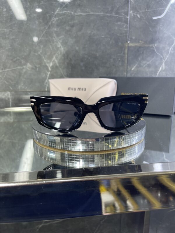 Miu Miu Cat Siyah Çerçeve Siyah cam Gold detay 529