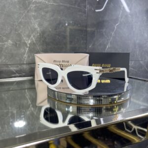 Miu Miu Cat Beyaz Çerçeve Siyah cam Gold detay 528