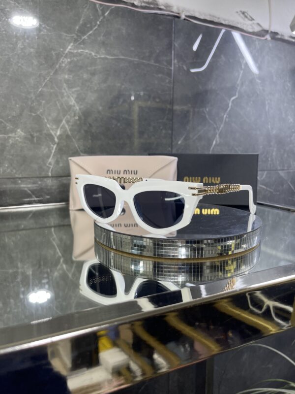 Miu Miu Cat Beyaz Çerçeve Siyah cam Gold detay 528