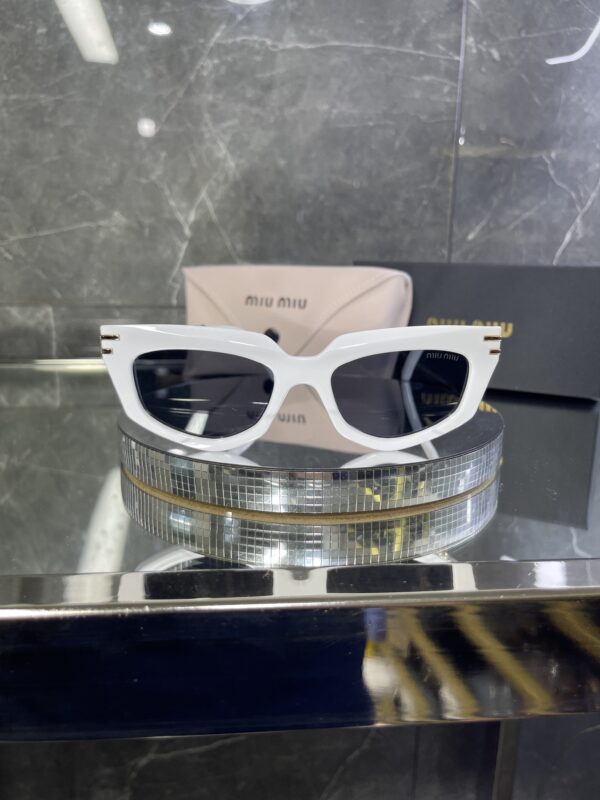 Miu Miu Cat Beyaz Çerçeve Siyah cam Gold detay 528