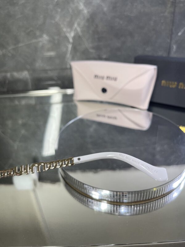 Miu Miu Cat Beyaz Çerçeve Siyah cam Gold detay 528