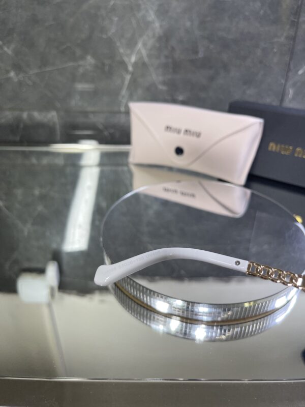 Miu Miu Cat Beyaz Çerçeve Siyah cam Gold detay 528