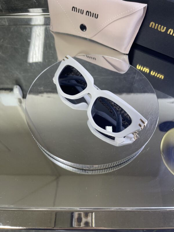 Miu Miu Cat Beyaz Çerçeve Siyah cam Gold detay 528