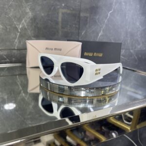 Miu Miu Geometrik Beyaz çerçeve siyah cam gold Miu detay 527