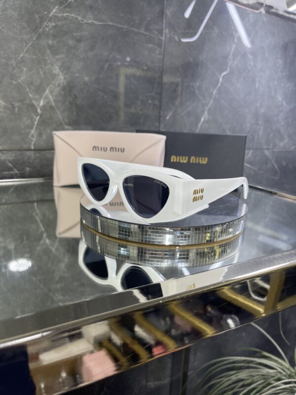 Miu Miu Geometrik Beyaz çerçeve siyah cam gold Miu detay 527
