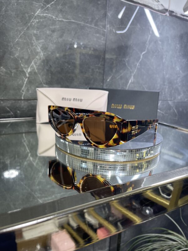 Miu Miu Geometrik Leopar çerçeve Kahve cam gold Miu detay 526