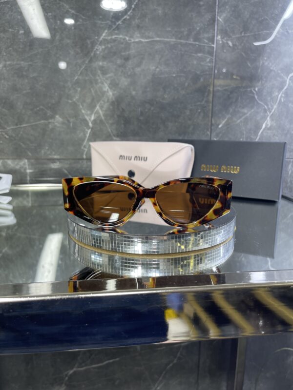 Miu Miu Geometrik Leopar çerçeve Kahve cam gold Miu detay 526