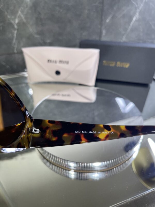 Miu Miu Geometrik Leopar çerçeve Kahve cam gold Miu detay 526